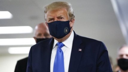 Трамп впервые с начала пандемии появился в маске на публике
