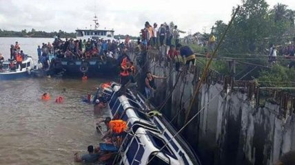 У берегов Индонезии затонула лодка: минимум 8 человек погибли