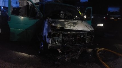 Могли работать группой: в Днепре сожгли автомобиль военных (фото)