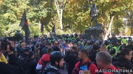 Полиция Киева не допустила повреждения советских памятников в Мариинском парке