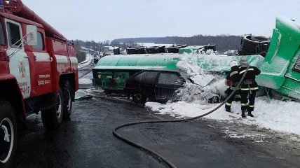 В Винницкой области произошло тройное ДТП: столкнулись бензовоз, грузовик и легковушка