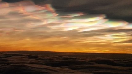 Вспышка полярных стратосферных облаков запечатлена вокруг Северного полярного круга