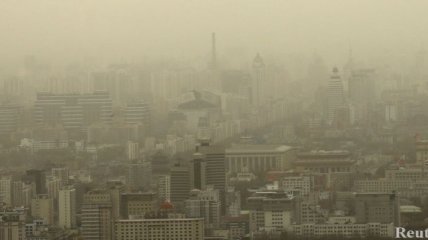 Пылевая буря в Пекине сорвала крышу с аэропорта