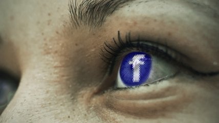 Замена модераторам: Facebook учит ИИ искать в соцсети фейки и оскорбления 