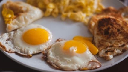 Лучше не есть это блюдо на завтрак: чем вредна обычная яичница