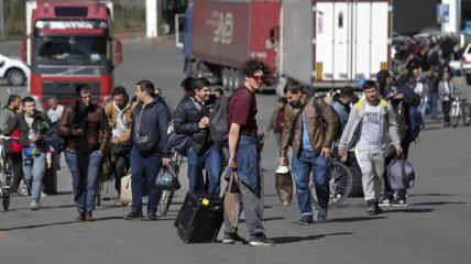 Российские мужчины часами простаивали на границе, чтобы покинуть родную страну