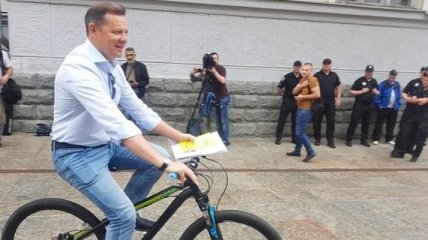 Ляшко приехал на встречу с Зеленским на велосипеде: видео