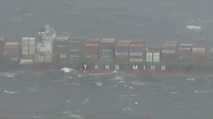 У берегов Австралии судно растеряло свой груз из-за 12-метровых волн (Видео)