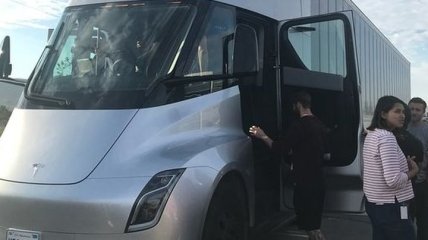 На дорогах Солт-Лейк-Сити испытали электрический грузовик Tesla