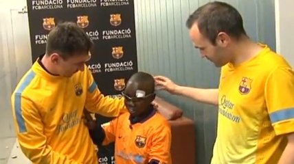 Слепой мальчик узнал игроков "Барселоны" по прикосновению