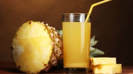 Диетологи рассказали о пользе и вреде ананасового сока