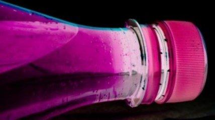 Ученые создали бутылку, которая сама наполняет себя водой