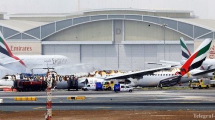 При тушении самолета в Дубайском аэропорту погиб пожарный