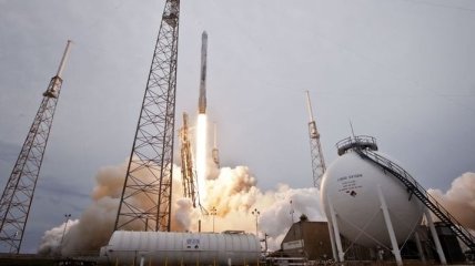 Ракета-носитель SpaceX Falcon 9 успешно приземлилась на Землю