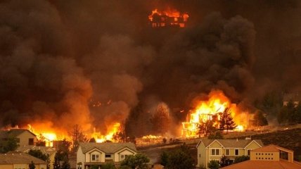 Лесные пожары на севере Калифорнии уничтожили около 100 домов