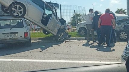 Одно авто подлетело и "оседлало" второе: в Сочи произошла курьезная авария (фото и видео)