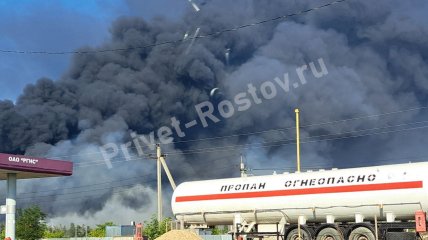 Огонь вплотную подошел к складам топлива: под Ростовом вспыхнул масштабный пожар (фото, видео)