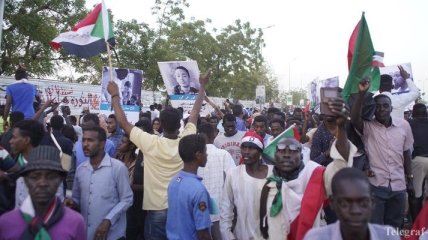Протестующие в Судане выдвинули требования военным 