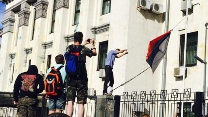 У посольства РФ активисты сняли флаг, здание забрасывают взрывпакетами