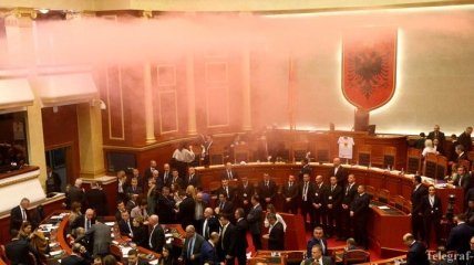 Активисты в Албании пытаются захватить парламент: есть пострадавшие