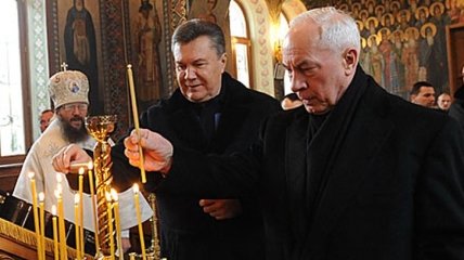 Янукович и Азаров приняли участие в освящении воды