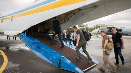 Авиация МВД доставила членов ЦИК на проблемный избирательный округ на Донбассе