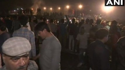 В Индии поезд въехал в толпу людей, десятки погибших 