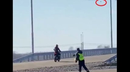 Под Новосибирском инспектор полиции во время погони за байкером пошел "ва-банк": видео фиаско