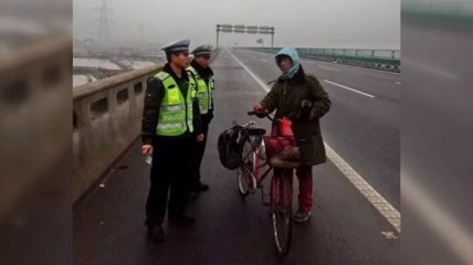 Китайский велосипедист ехал домой, однако не в ту сторону