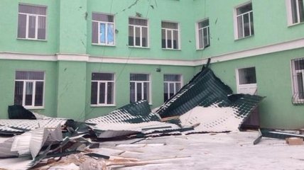 В Луганске ураганом снесло крышу в одной из школ