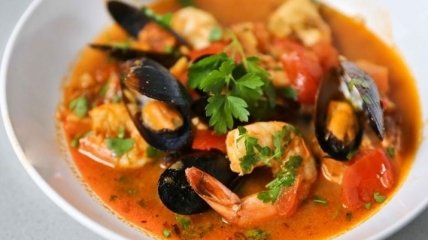 Рецепт дня: томатный суп с морепродуктами и пастой