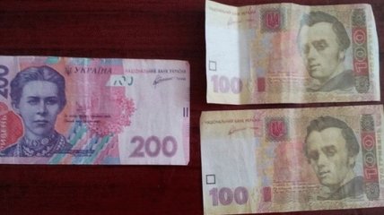 В Луганской области жителям подбрасывают конверты с фальшивыми деньгами