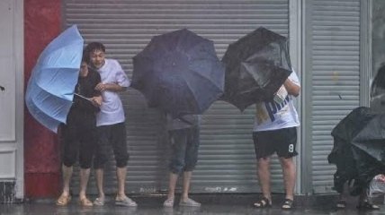 На один из крупнейших городов Китая обрушился тайфун: людей сносит ветром (видео)