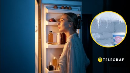 Женщина смотрит в холодильник