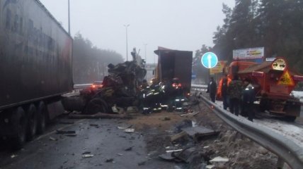 Два грузовика столкнулись в Киевской области