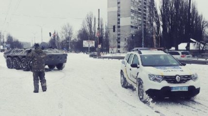 В Киеве на улицы вывели БТРы для освобождения авто, застрявших в снегу (фото, видео)