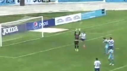 Вратарь забил фантастический гол из своей штрафной (Видео)