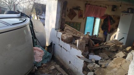 Под Днепром Nissan врезался в дом, стена не выдержала: среди пострадавших - дети (фото)