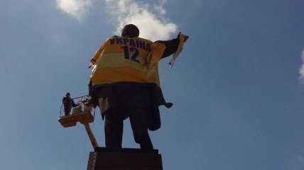 В Запорожье сносят самый высокий памятник Ленину
