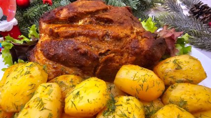Сочный свиной ошейок с картофелем: идея для новогоднего ужина