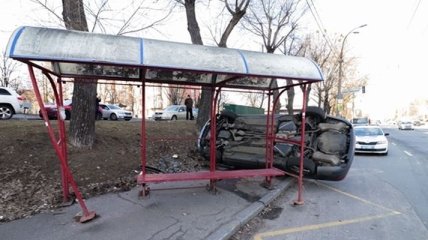 В Киеве авто вылетело на тротуар и снесло остановку