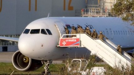 Премьер Мальты: Захватчики самолета использовали муляжи оружия