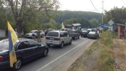 "Пересечники" продолжают блокировать дороги возле ПП "Ужгород" и "Солотвино"