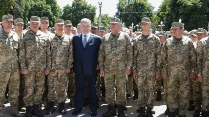 Порошенко заявил, что никому не позволит обворовывать армию