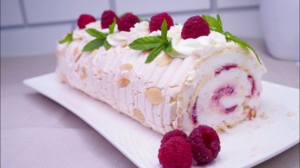 Новогодний рулет, который исчезает со стола первым: воздушный бисквит, малина и нежный крем (видео)