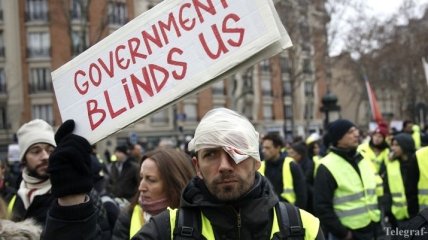 Во Франции проходит 12-я волна протестов "желтых жилетов"