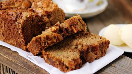 Нежный кекс с яблоками, орехами и корицей