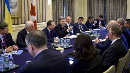 Порошенко обсудил с канадскими депутатами санкции против РФ