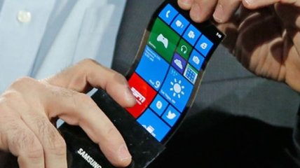 Смартфон с гибким дисплеем выпустит Samsung