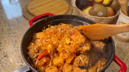 Капусняк зі свинячими ребрами